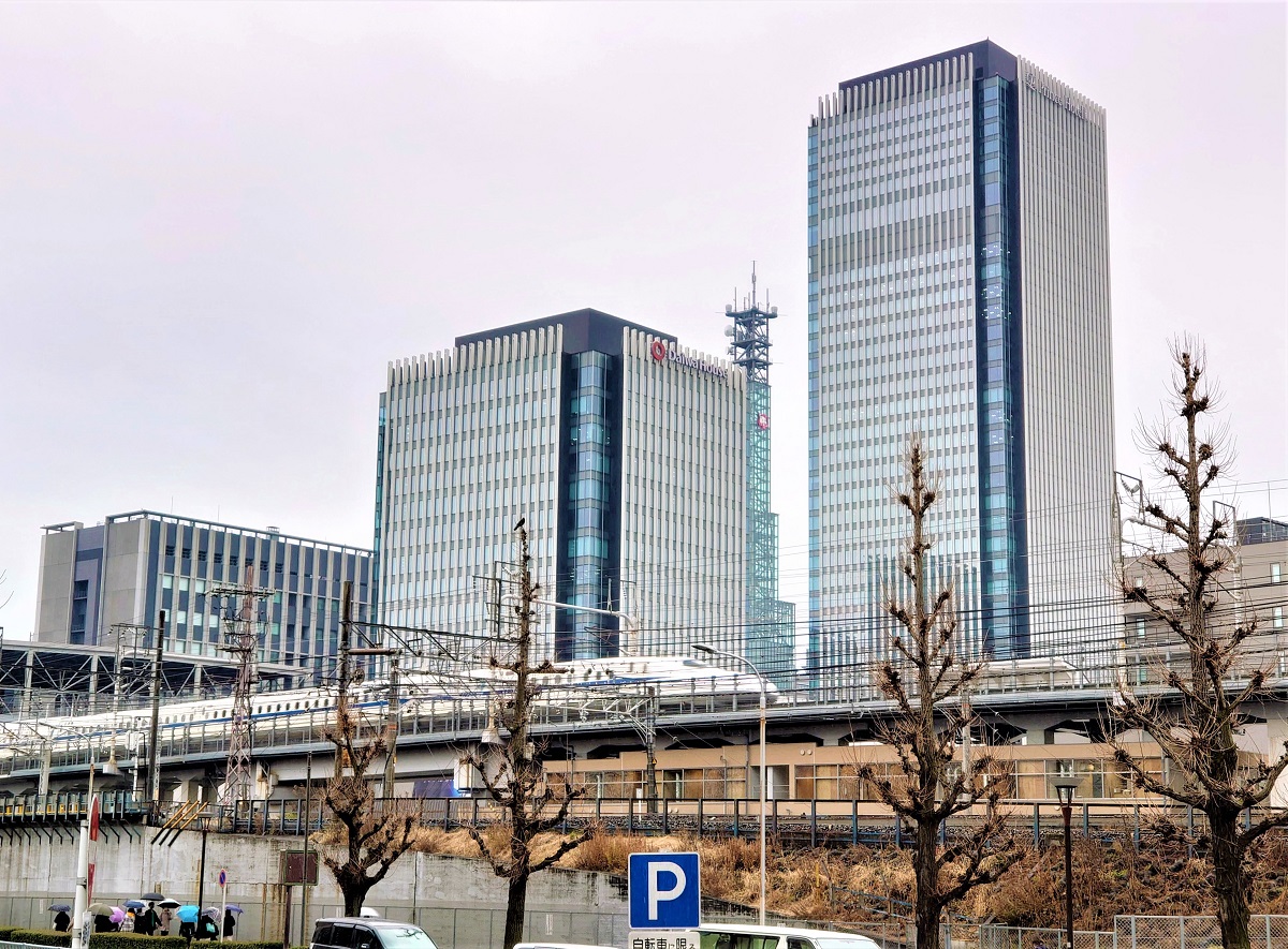 新幹線が建物の真上を走っている（写真：日経クロステック）