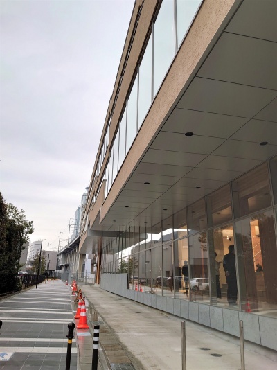 2階部分が高架下から突き出ている。左に見えるのは、市が整備して22年春に供用開始する予定の歩道。名古屋駅からアクセスしやすくなる（写真：日経クロステック）