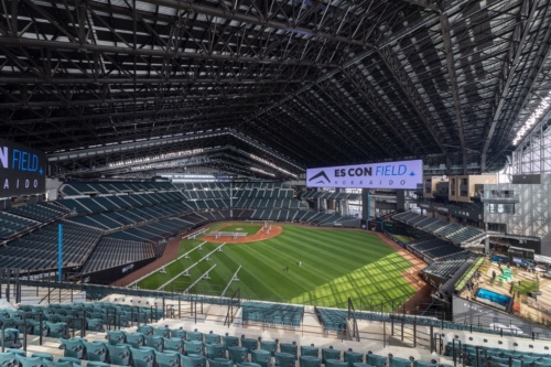 新球場は鉄筋コンクリート造、一部鉄骨造・鉄骨鉄筋コンクリート造で、延べ面積は約12万m<sup>2</sup>だ。2022年12月に竣工した（写真：吉田 誠）