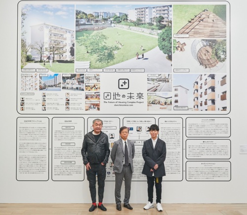 佐藤可士和展に展示された「団地の未来プロジェクト」の巨大なパネル。右がクリエーティブディレクターの佐藤可士和氏。中央が都市再生機構(UR都市機構)の中島正弘理事長。左が建築家の隈研吾氏(写真:UR都市機構)