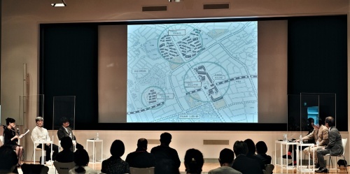 団地の未来プロジェクトのトークセッション。横浜市磯子区にある「洋光台団地」の中央広場や北集会所などを改修した（写真：UR都市機構）