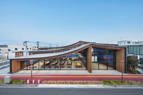 新本社「ZOZO本社屋」。大きな窓を通して、社員が働く姿を外から見られるようにした。街路と執務スペースを同じ高さに設定している(写真:ZOZO)