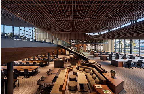 屋根をつって内部の柱を少なくし、フロア内の仕切りがないオープンなオフィス空間をつくった(写真:ZOZO)