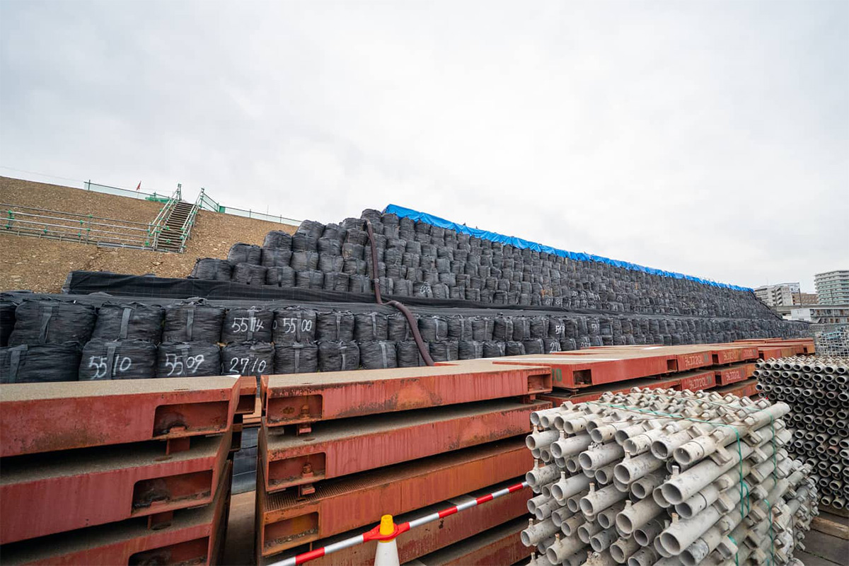 仮置きしている掘削土（写真：大上祐史）