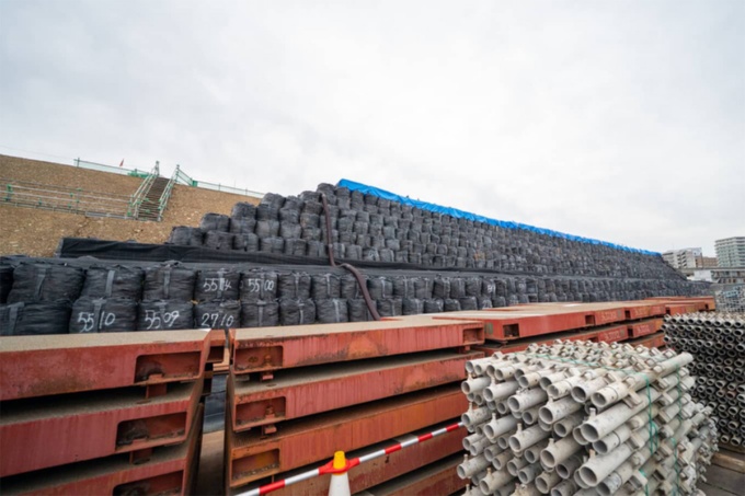 仮置きしている掘削土(写真:大上祐史)