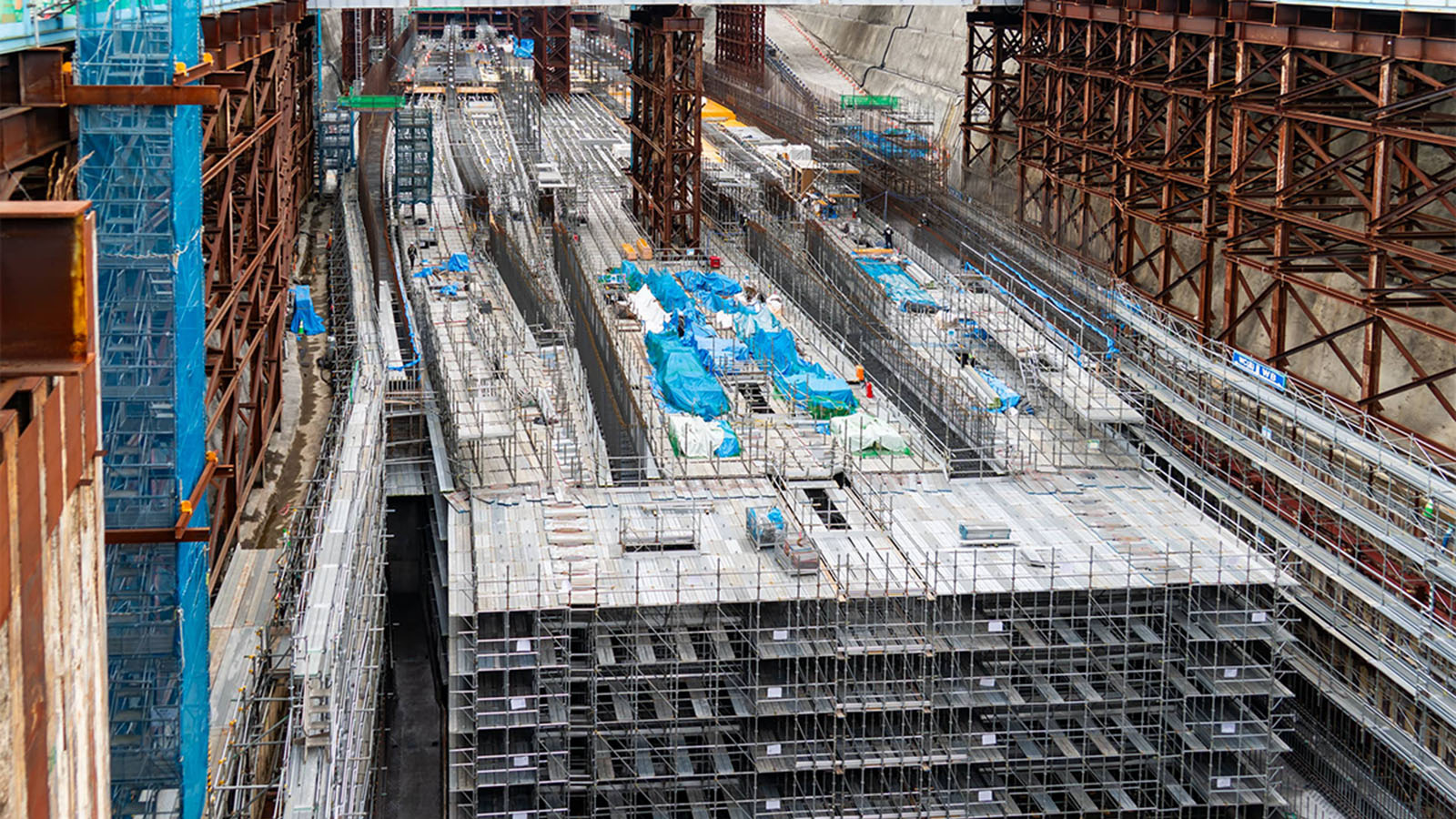 リニア神奈川県駅に2面4線ホームの形、地下30mでは巨大シールド機