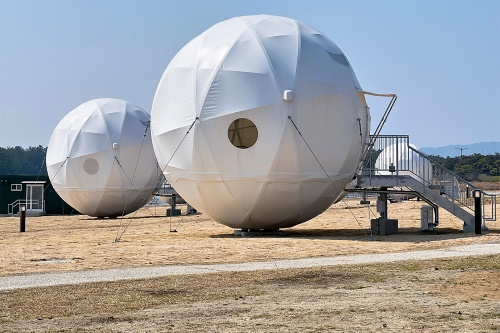 球体テント。テントハウスの設計・製造・販売を手掛けるもちひこ（静岡市）が協力している。なお、つり型と置き型がある沼津では、正三角形の骨組みを組み合わせるジオテック構造により、球状およびドーム状の工作物を設けている（写真：日経クロステック）