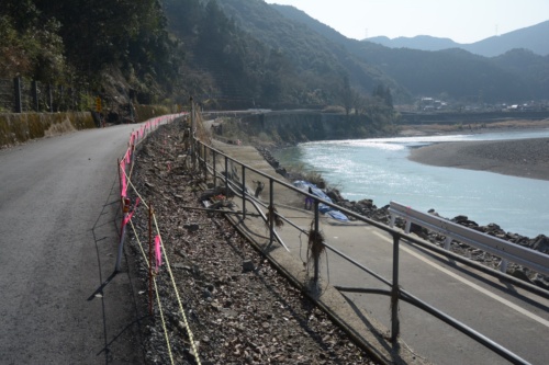 球磨川沿いの道路には、今も至るところで崩壊した箇所が残る。写真は線路を迂回路として使っている区間。2021年3月10日撮影（写真：日経クロステック）