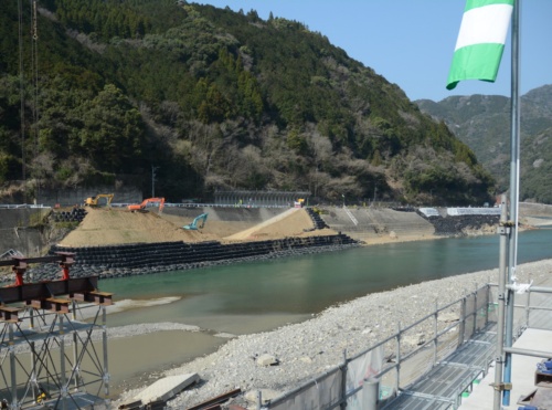熊本県八代市にある坂本橋の撤去工事の現場。河川内へ下りる工事用道路の撤去が始まっていた。2021年3月10日撮影（写真：日経クロステック）