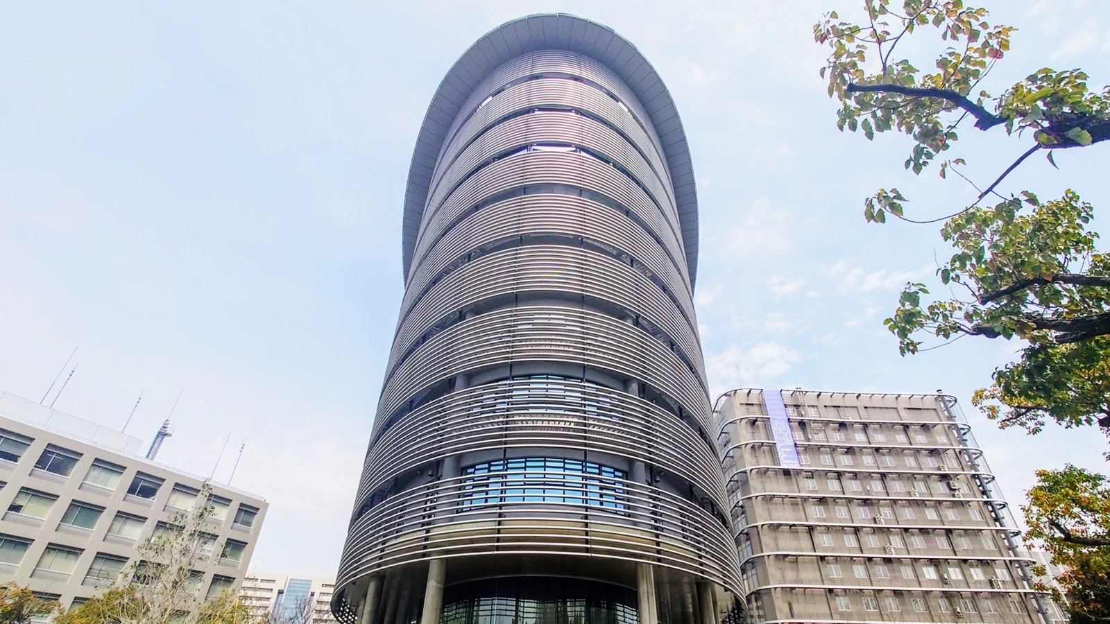 安藤忠雄氏デザイン監修の阪大「感染症センター」竣工、楕円形平面建物