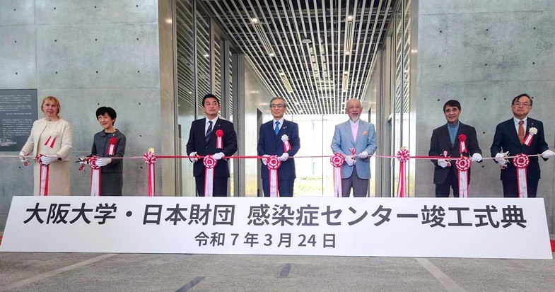 安藤忠雄氏デザイン監修の阪大「感染症センター」竣工、楕円形平面建物