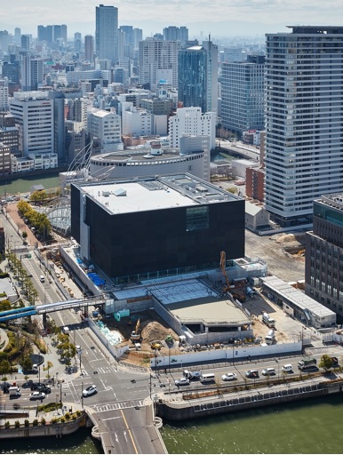 22年2月開館の 大阪中之島美術館 黒色の箱状外観と光差し込む内部遊歩道が特徴 日経クロステック Xtech