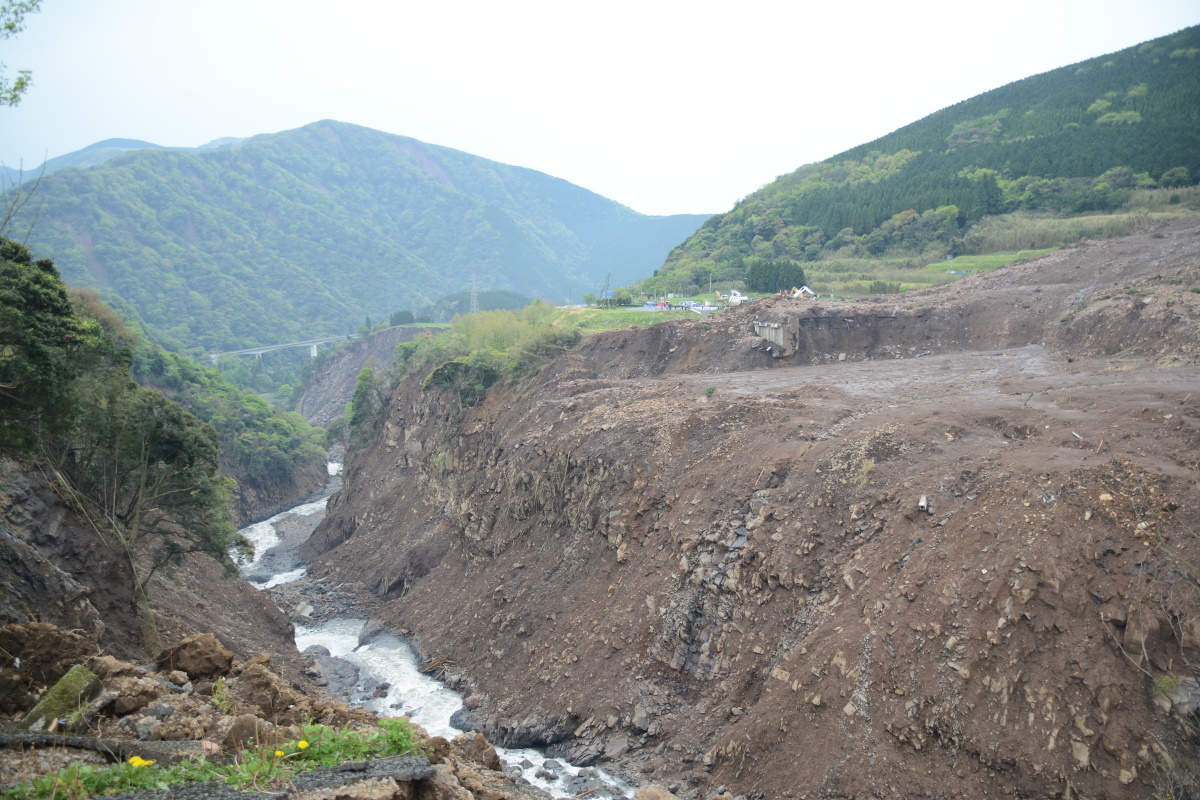 熊本地震直後。左岸側から崩落した阿蘇大橋を望む。下を流れるのは黒川。2016年4月24日に撮影（写真：日経コンストラクション）