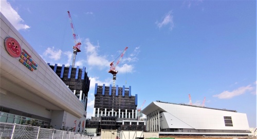 建設現場の目の前には「横浜アンパンマンこどもミュージアム」がある。後ろの白い建物がKアリーナ（写真：日経クロステック）