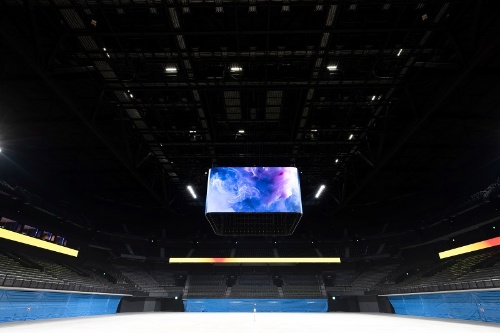 アリーナには昇降可能な約423インチのセンタービジョンと、合計すると全長約120mになるリボンビジョンを常設(写真:三井不動産、MIXI)