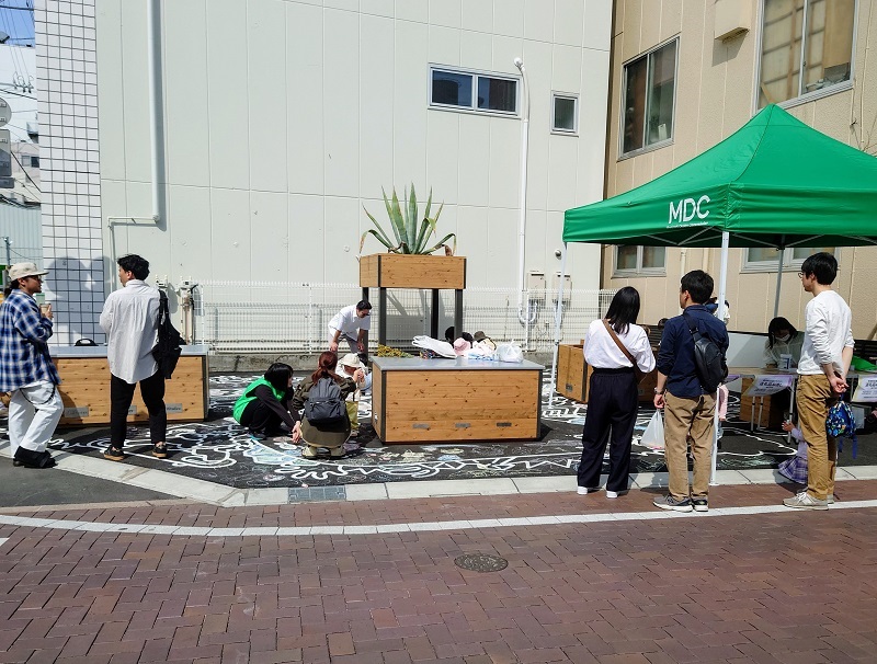 街開きでは馬場川通り沿いの駐車場を「紺屋町広場」として開放（写真：日経クロステック）