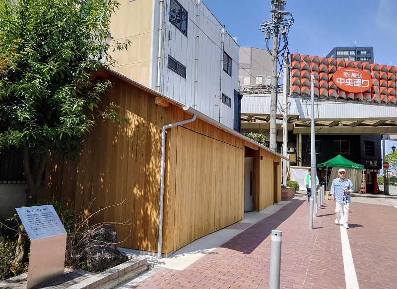 公衆トイレも建て替えた。木製デッキなどを設置した親水空間と親和性が高い木造のトイレだ。世界的に有名なプロダクトデザイナーであるイギリスのジャスパー・モリソン氏が建築デザインを担当した。設計は高濱史子建築設計事務所、施工は宮下工業がそれぞれ手掛けた（写真：日経クロステック）