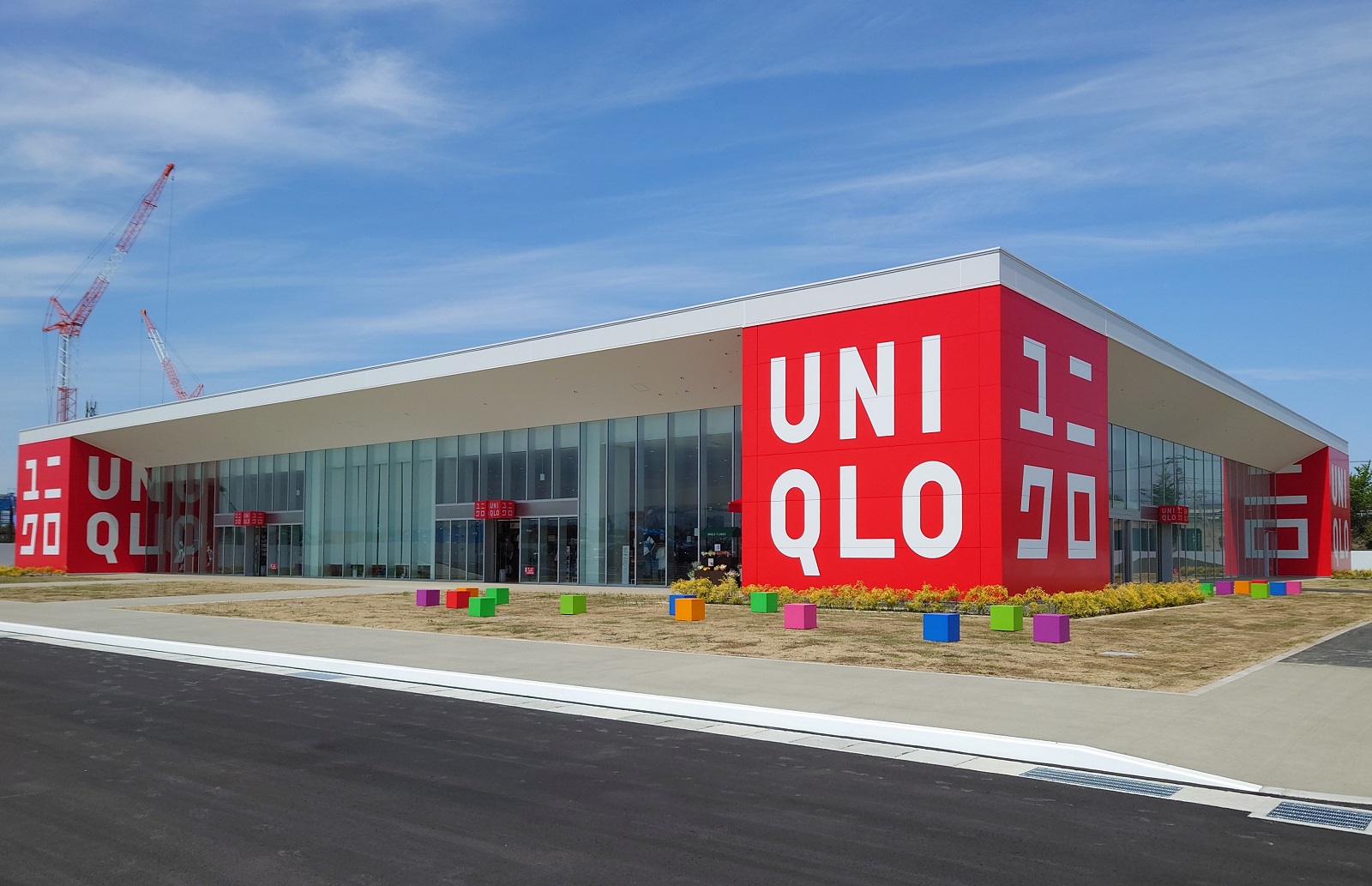 前橋市にオープンした「ユニクロ 前橋南インター店」。建物角の巨大なロゴキューブと、外壁を覆うガラスファサードが最大の特徴だ。前橋南インター店は今後、ロードサイドの郊外標準店になる（写真：日経クロステック）