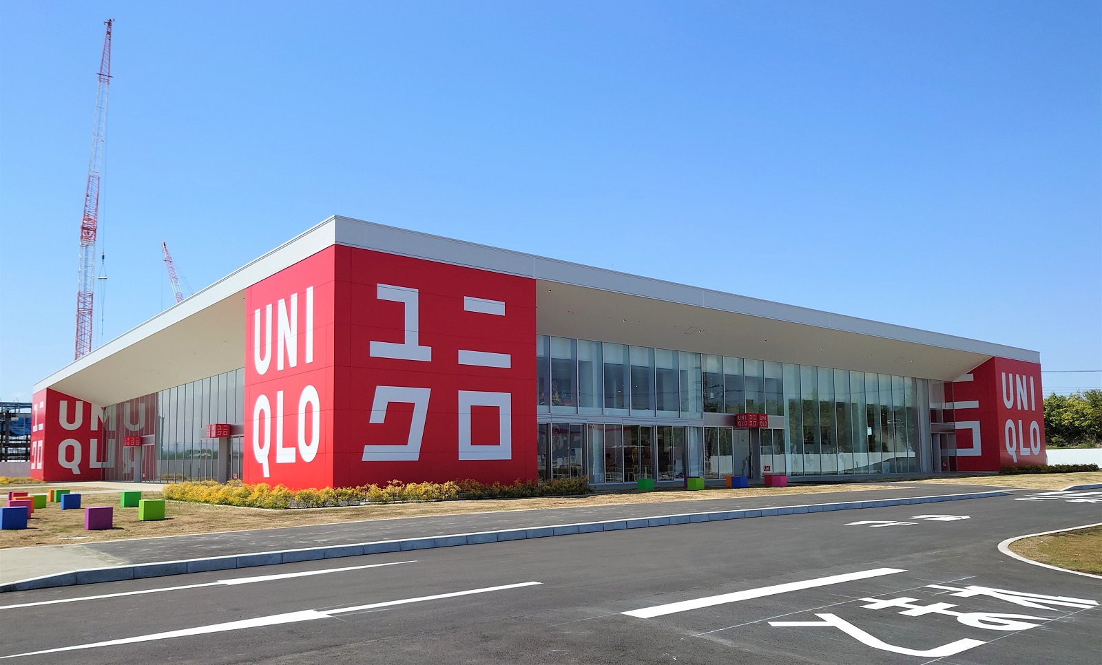 もう1つの出入り口がある東側。店舗の出入り口前には芝生の「UNIQLO GARDEN」を設けた（写真：日経クロステック）