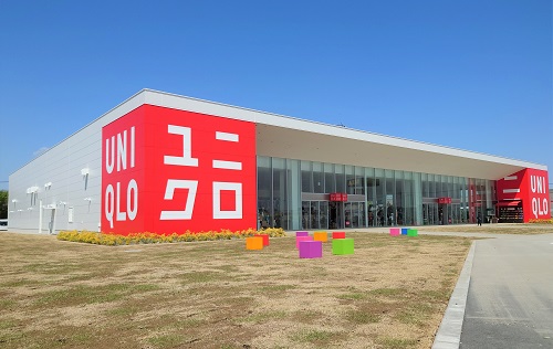 店舗の南西側。ロゴキューブは合計3カ所の角に配置した。写真左手には24年に「IKEA 前橋」ができる（写真：日経クロステック）