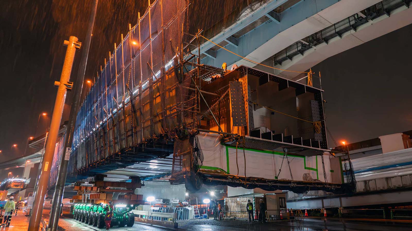 新大宮バイパス上空で高速道付け替え、多軸台車とクレーンで2径間同時架設