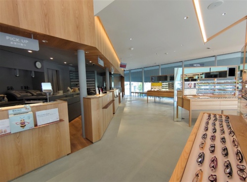 大階段の右手にある「JINS 前橋店」。什器(じゅうき)も永山祐子建築設計が設計している(写真:日経クロステック)