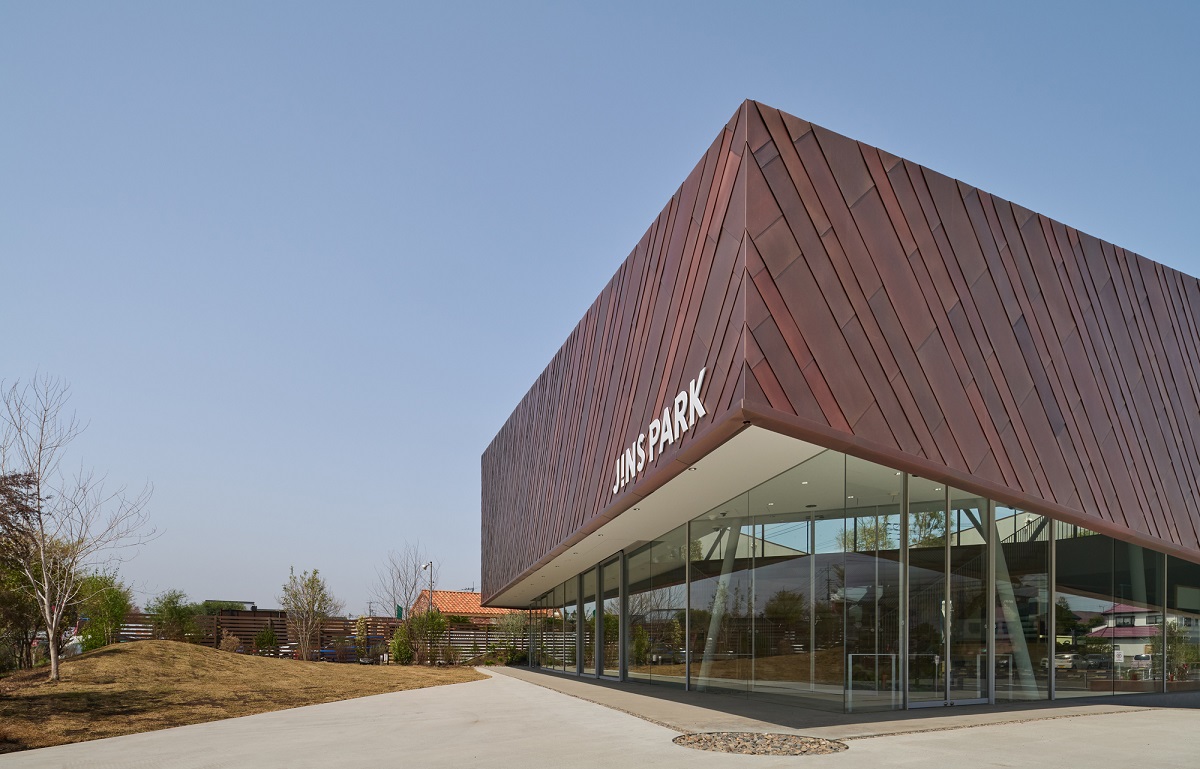 銅板で包んだ建物上部を浮いているように見せている（写真：Daici Ano）