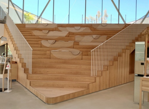 施設中央の大階段。腰かけられる(写真:日経クロステック)