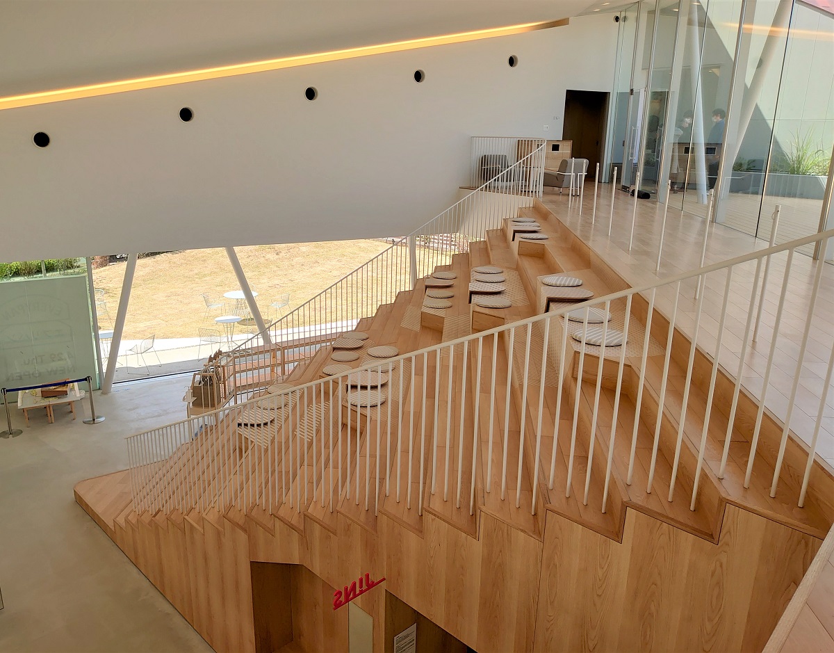 2階ホール（吹き抜けスペース）から見た大階段（写真：日経クロステック）