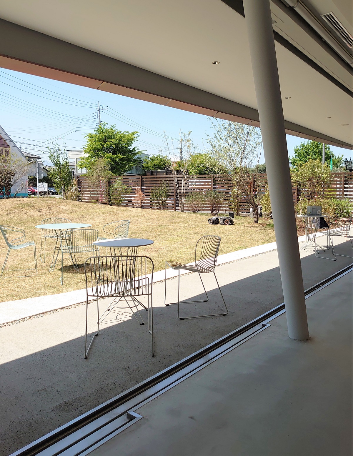 1階の開口部を開けると、屋外広場と一体になる（写真：日経クロステック）