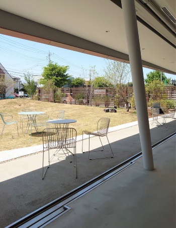 1階の開口部を開けると、屋外広場と一体になる(写真:日経クロステック)