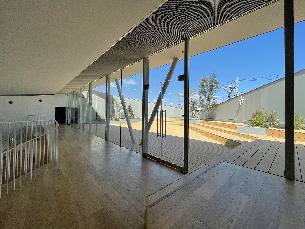 2階の吹き抜けスペースから、屋上テラス「うえひろば」につながる（写真：永山祐子建築設計）