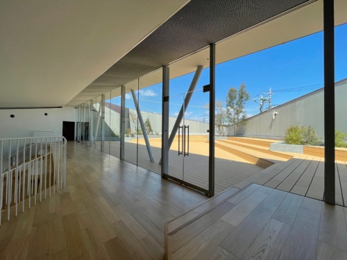 2階の吹き抜けスペースから、屋上テラス「うえひろば」につながる(写真:永山祐子建築設計)