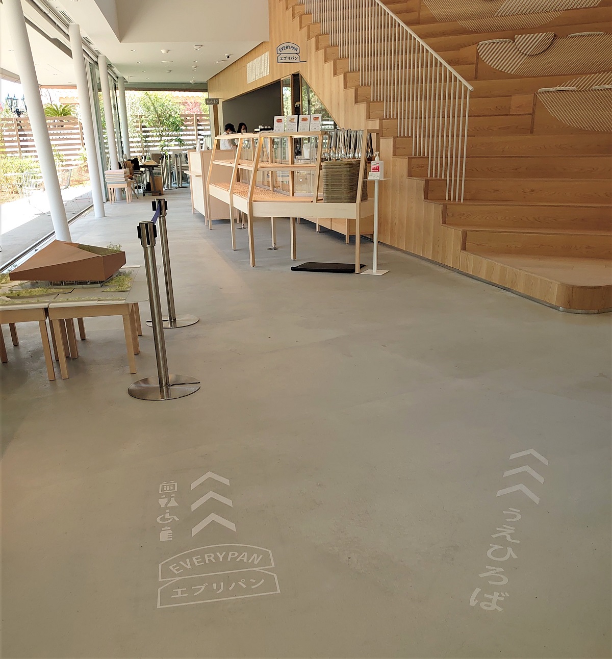 大階段の左手がベーカリーカフェ「エブリパン」。ジンズの新業態だ（写真：日経クロステック）