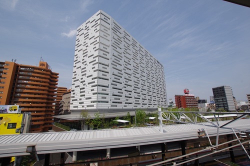 JR大阪環状線の新今宮駅の2階から見た様子。駅徒歩1分の場所に立つため、存在感抜群だ（写真：日経クロステック）