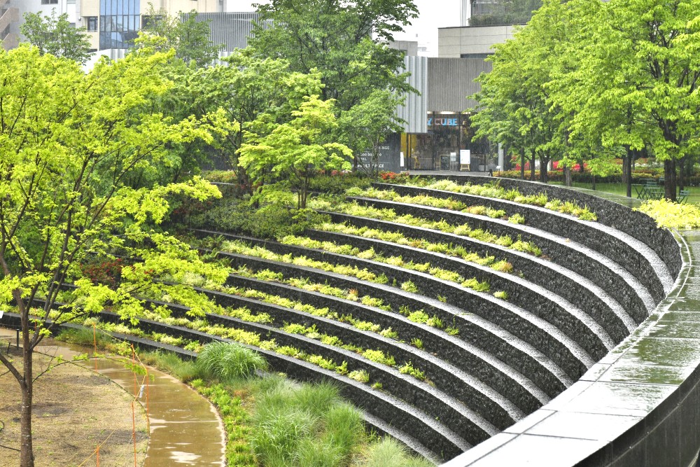 グラングリーン大阪「うめきたの森」26年11月に前倒し開園、駅前に滝