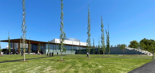 新博物館を北西から望む。左のボリュームが木造で、右がRC造。それぞれに、えんがわ空間とセミナールームなどが入る(写真:日経クロステック)