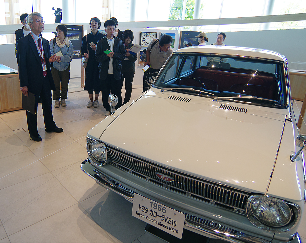 写真の左に立つ男性が、豊田市博物館の村田眞宏館長（写真：日経クロステック）