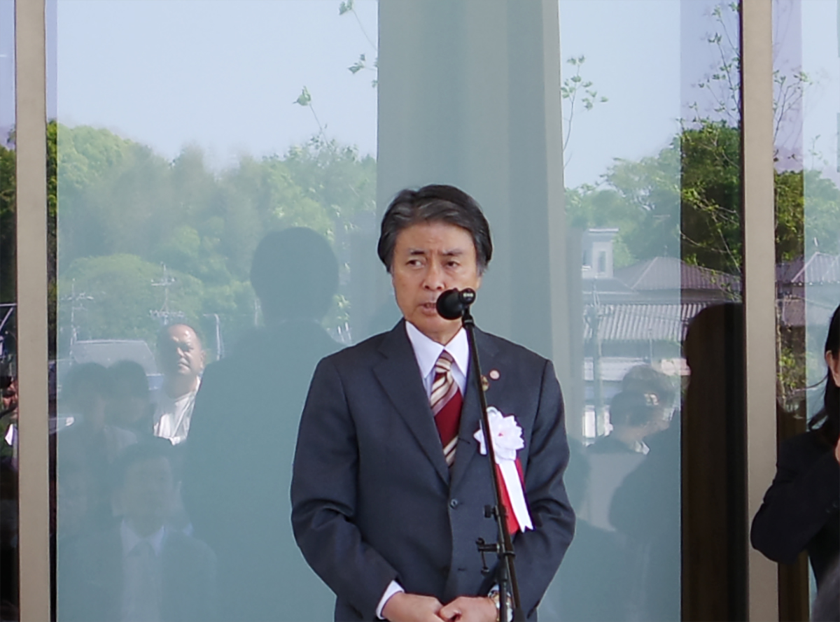 24年4月25日の開館式であいさつする、豊田市の太田稔彦市長（写真：日経クロステック）