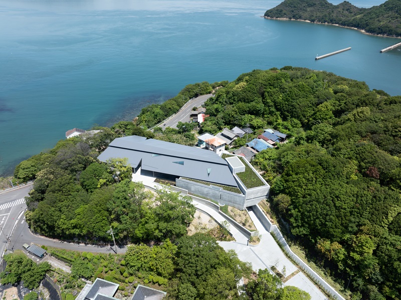 香川県の直島で開館した「直島新美術館」（写真中央の建物）。ベネッセアートサイト直島で安藤忠雄氏が設計した10件目のアート施設（写真：GION）
