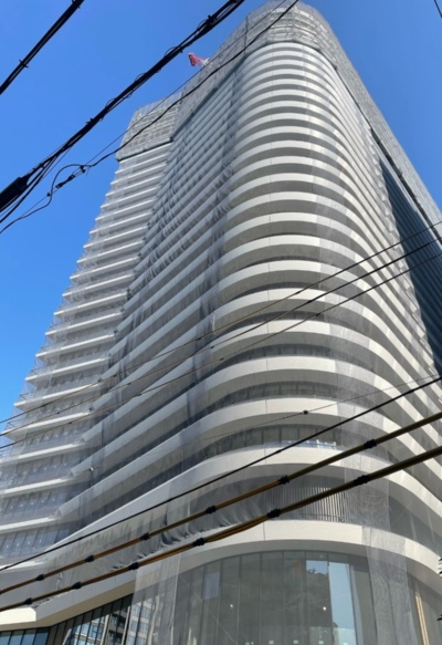 建設中の複合タワー「ONE DOJIMA PROJECT」。フォーシーズンズホテルと一体になった高級分譲マンション「Brillia Tower 堂島」が2024年に完成する（写真：東京建物）