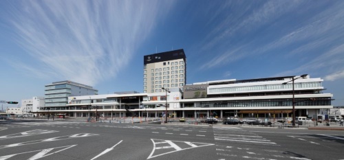 「キーノ和歌山」の南面外観。南海電鉄の和歌山市駅に直結している（写真：南海電気鉄道）
