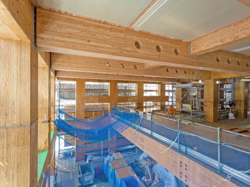 大林組の11階建て「純木造ビル」建設現場、ポイントはユニット化と雨対策