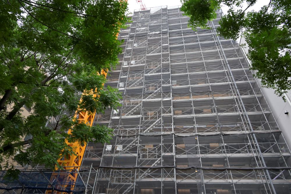 大林組が建設する木造高層ビルの建設現場。国土交通省の「サステナブル建築物等先導事業（木造先導型）」の補助金3億円などを利用している。事業費は非公開。2021年5月21日撮影（写真：日経アーキテクチュア）
