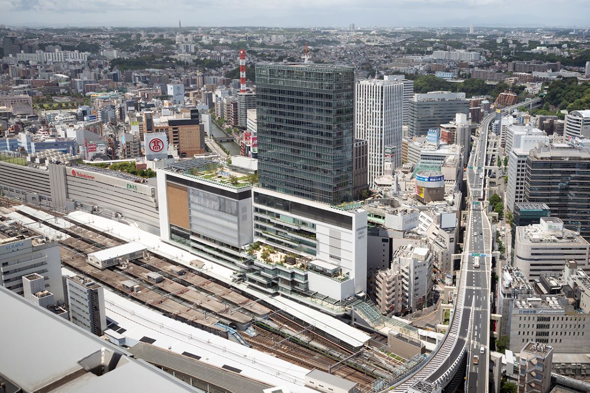 横浜の玄関口が変わる、駅直結の「JR横浜タワー」が全面開業 | 日経