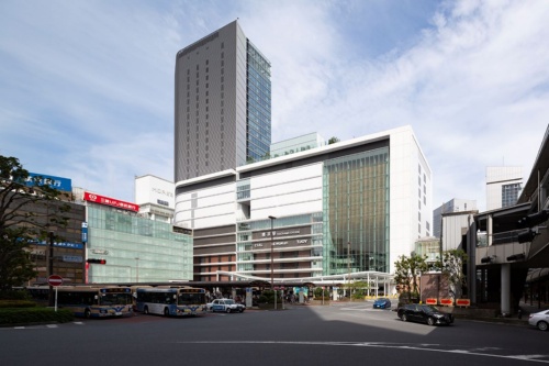JR横浜タワーの西側外観。商業施設などが多く立地し、広場には多くの人や車が行き交う（写真：浅田 美浩）
