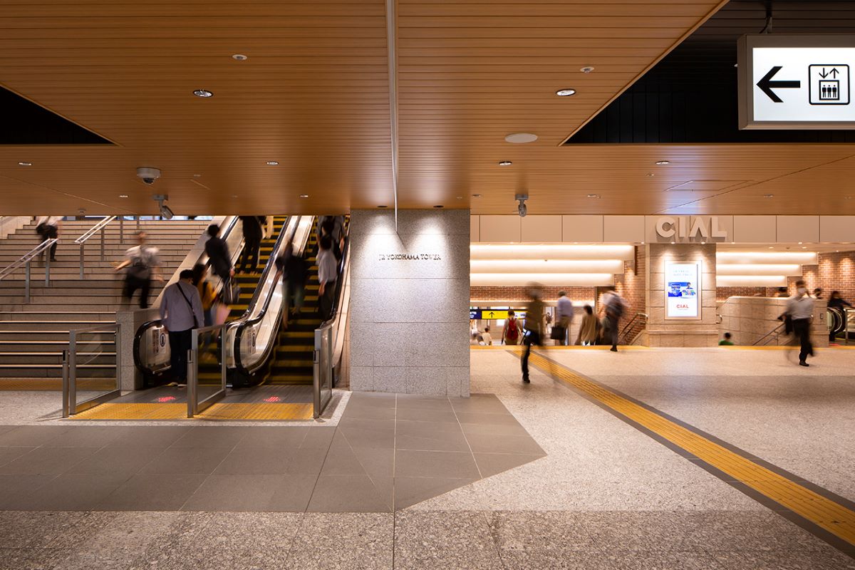横浜の玄関口が変わる、駅直結の「JR横浜タワー」が全面開業  日経 