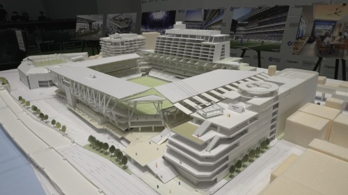 「長崎スタジアムシティ（仮称）」の全体模型。手前が商業施設、真ん中がスタジアムとホテル、奥がアリーナとオフィス。さらにその奥に駐車場棟ができる（写真：ジャパネットホールディングス）