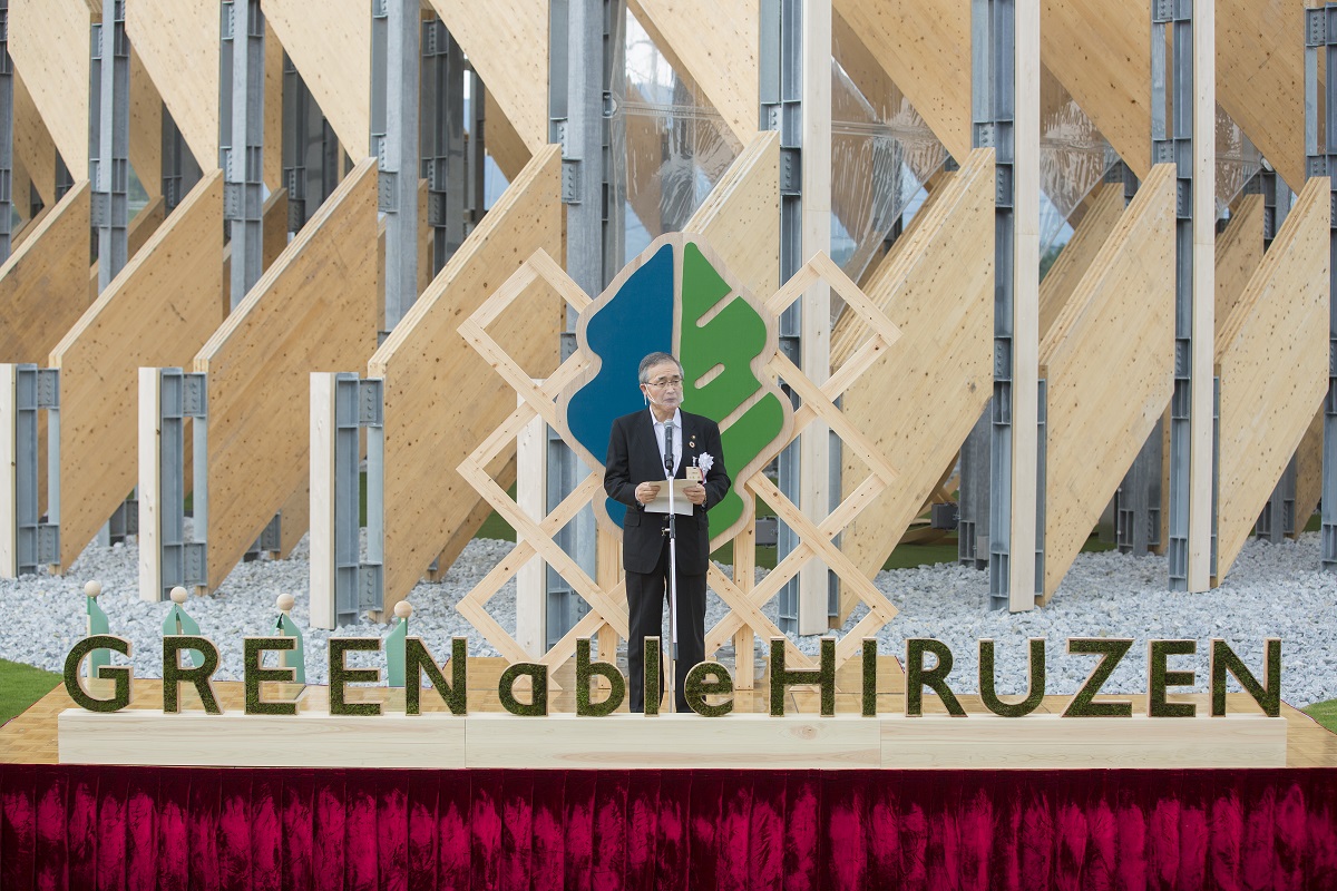 オープン記念式典であいさつする、真庭市の太田昇市長（写真：GREENable HIRUZEN オープン記念式典）