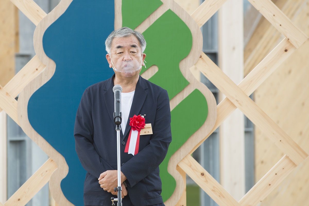 蒜山に駆け付けた隈研吾氏（写真：GREENable HIRUZEN オープン記念式典）